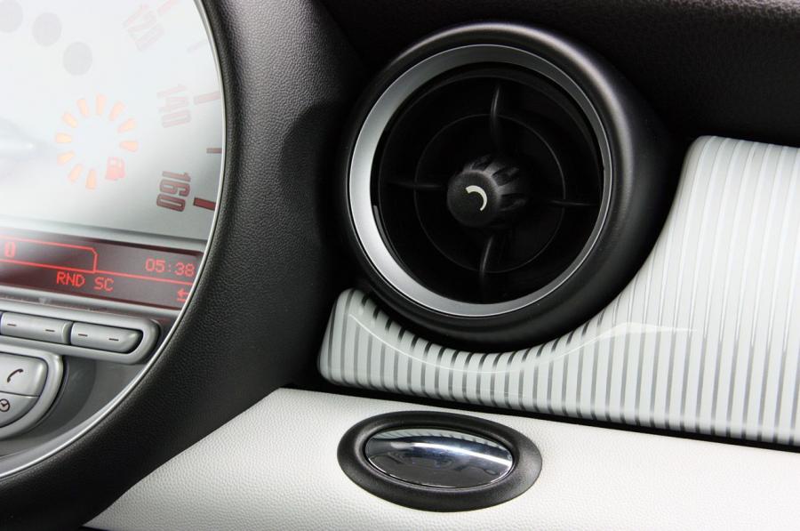  Mini Cooper 50 Camden Edition 2010 года  (фото 16 из 53)